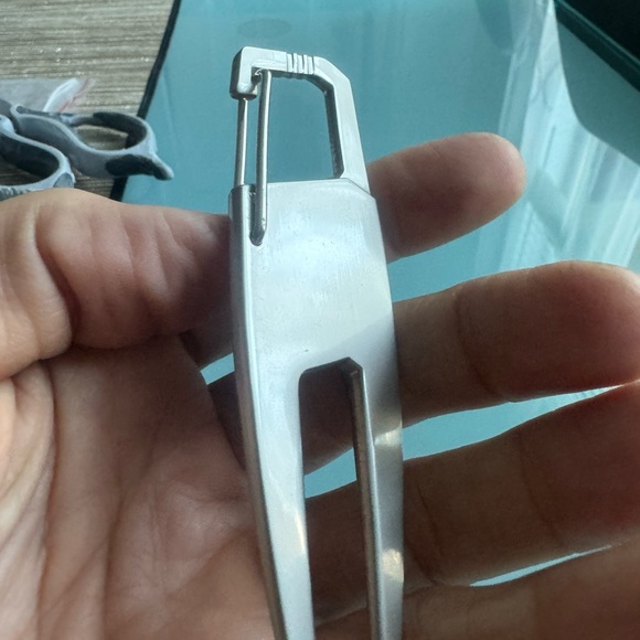 Golf divot repair tool with ball marker - Picture 2 of 7